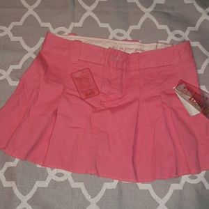 Pink pleated skirt with back pockets.