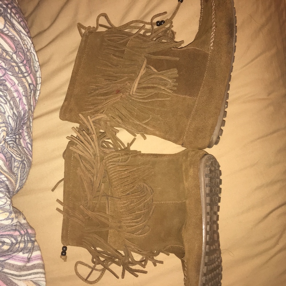 Minnetonka 2 layer fringe boot!