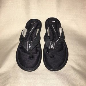 Nike cushioned flip flop