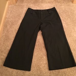 BRAND NEW Maurices black pinstripe capris in 1/2