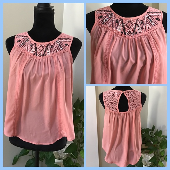 Xhilaration Tops - 🌺Beautiful embroidered neck top🌺