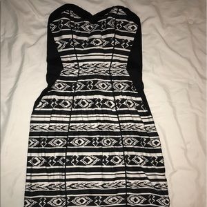 Short black/white strapless party dress