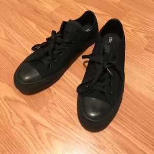 unisex all black low top converse
