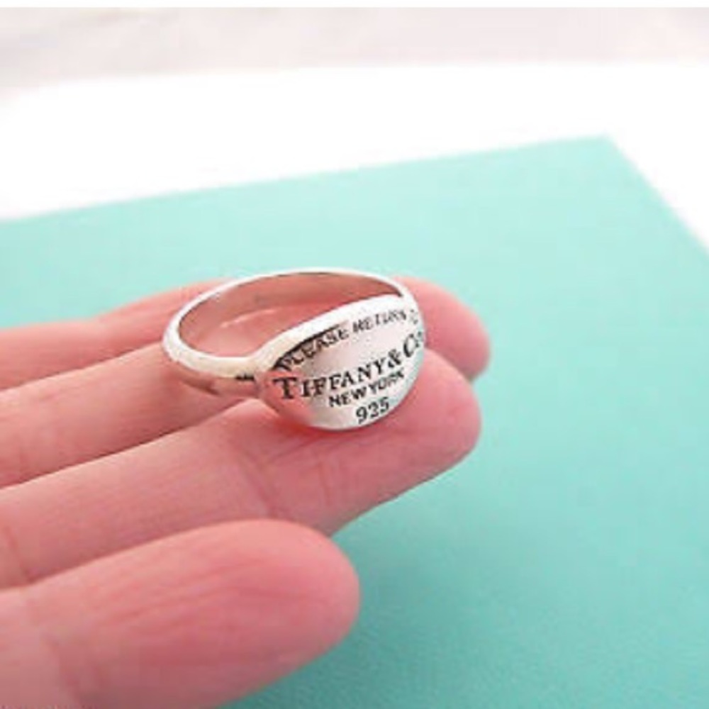 Tiffany & Co. return to Tiffany oval signet ring
