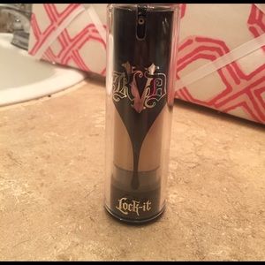 Kat Von D Lock It Foundation Light Neutral 48