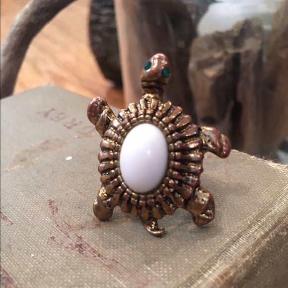 Vintage Accessories - Turtle Art Copper Ring / Milk Glass / rhinestones