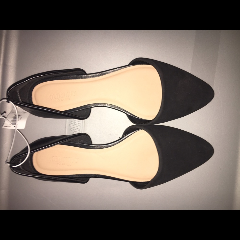 Black flat pointed toe shoes