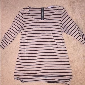 Quarter sleeve shirt.