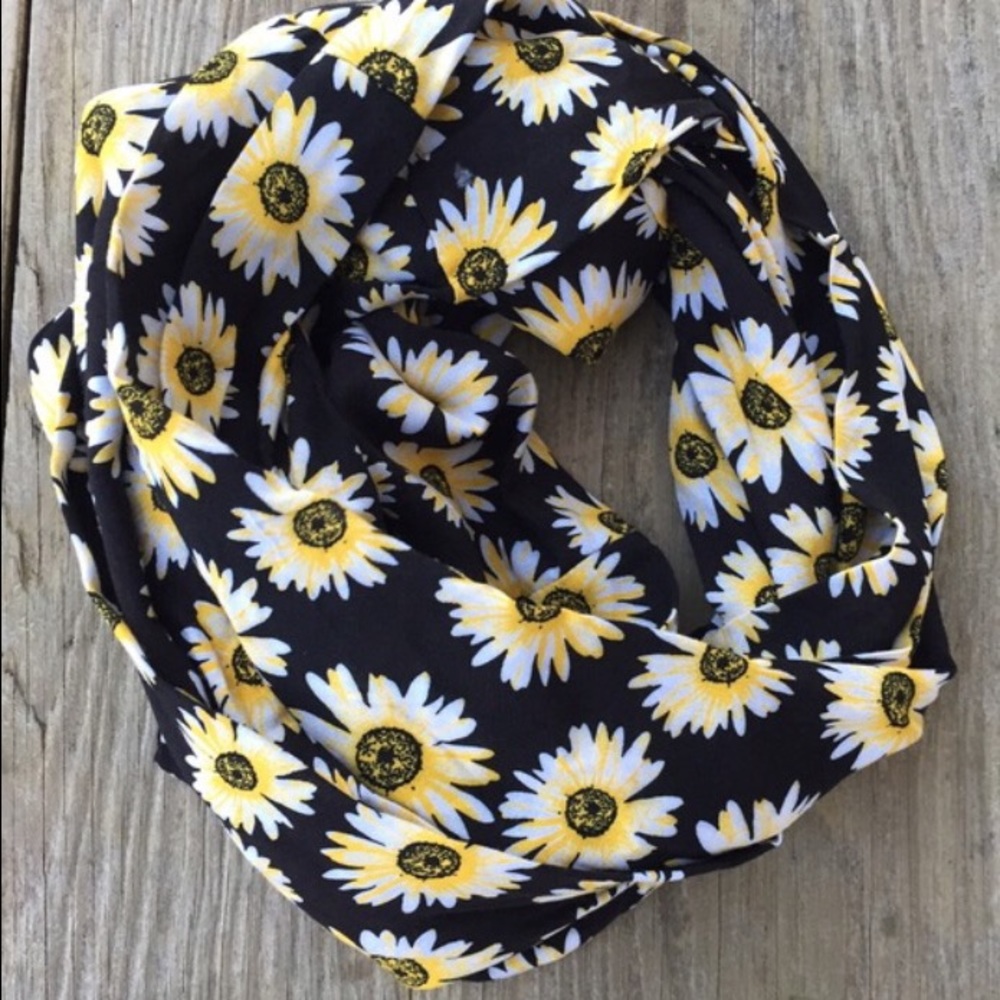 ✨⭐️ DAISY Infinity Scarf/Wrap