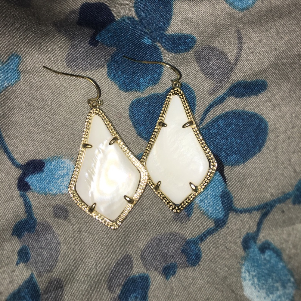 Alex earrings in white pearl