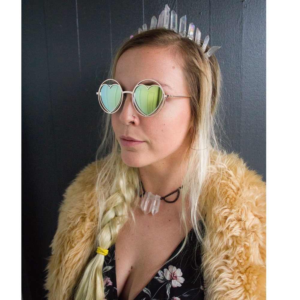 SALE 🌈Gold & Green Heart Eye Cut Out Sunnies - Picture 2 of 4