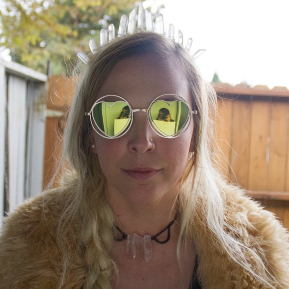 SALE 🌈Gold & Green Heart Eye Cut Out Sunnies - Picture 3 of 4