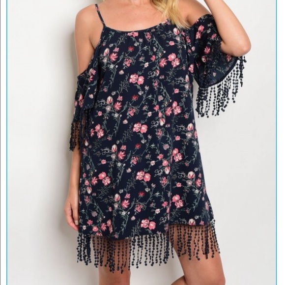 Dresses & Skirts - 4/$25 Floral print cold shoulder dress