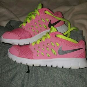 girls NIKE dual fusion