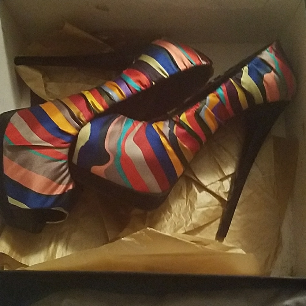 New Giuseppe Zanotti Size 8, but fits like a 7. - Picture 1 of 4