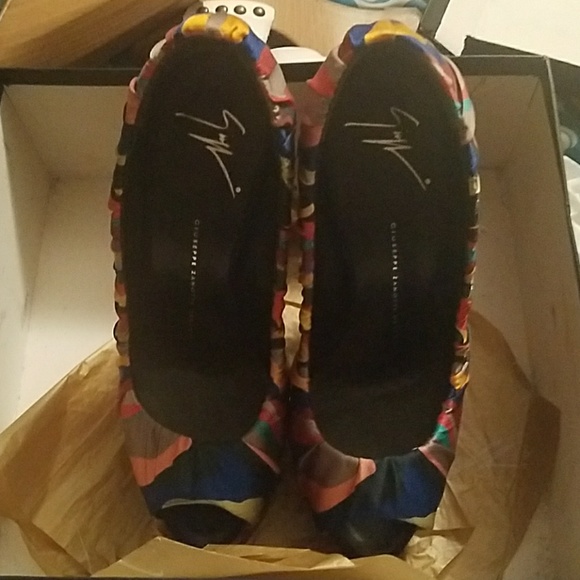 New Giuseppe Zanotti Size 8, but fits like a 7. - Picture 2 of 4