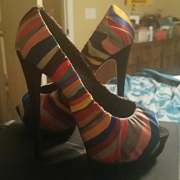New Giuseppe Zanotti Size 8, but fits like a 7. - Picture 3 of 4