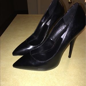 Steve Madden black pumps 9.5