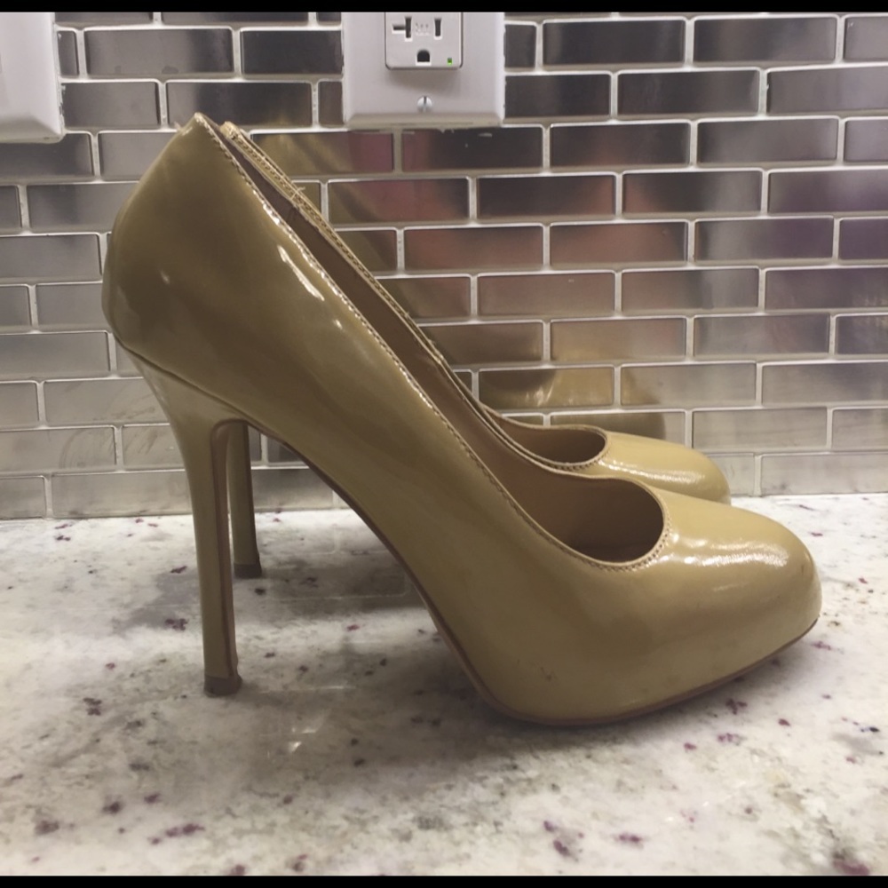 NUDE PUMPS Patent round toe HEELS Steve Madden