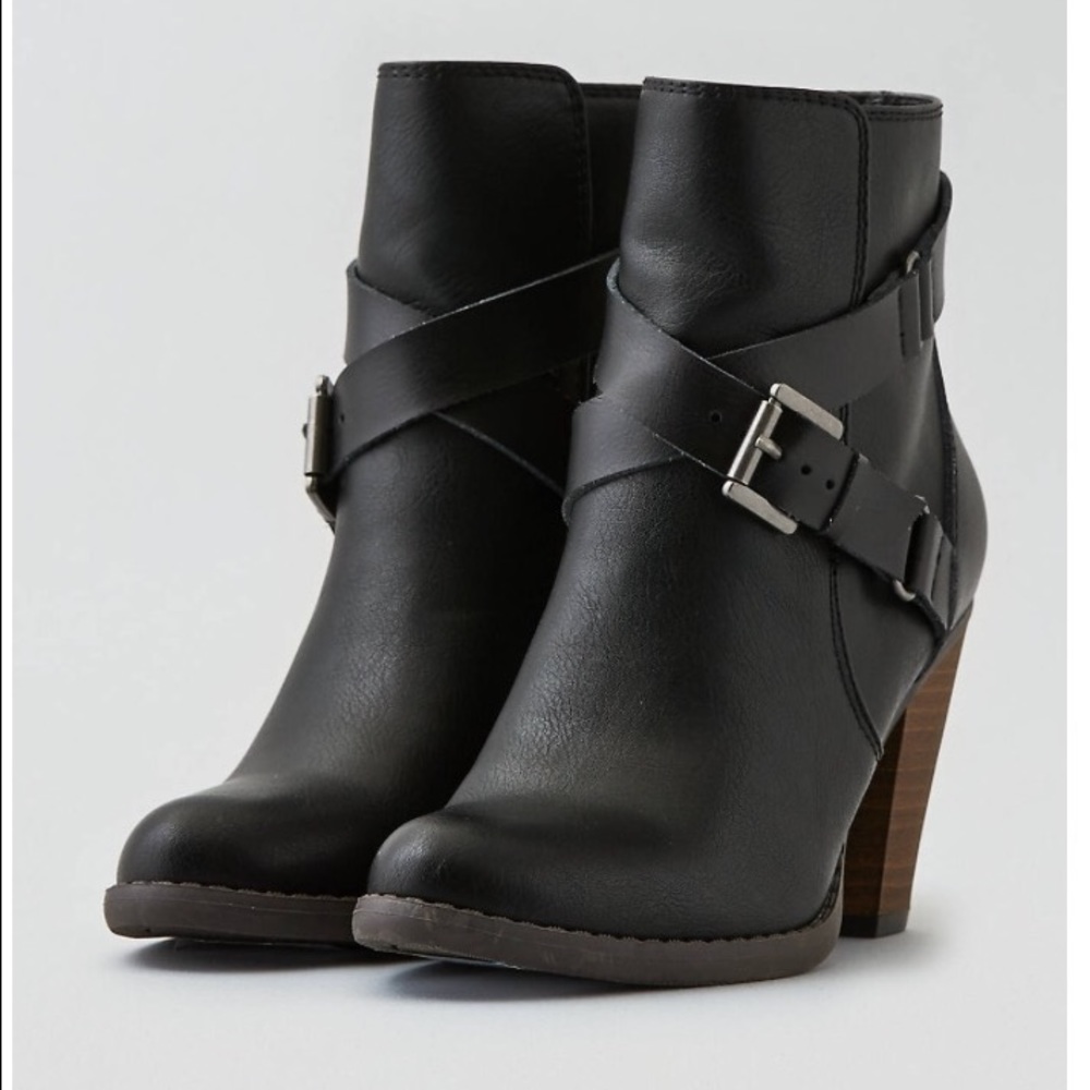 America Eagle Buckled booties size 9