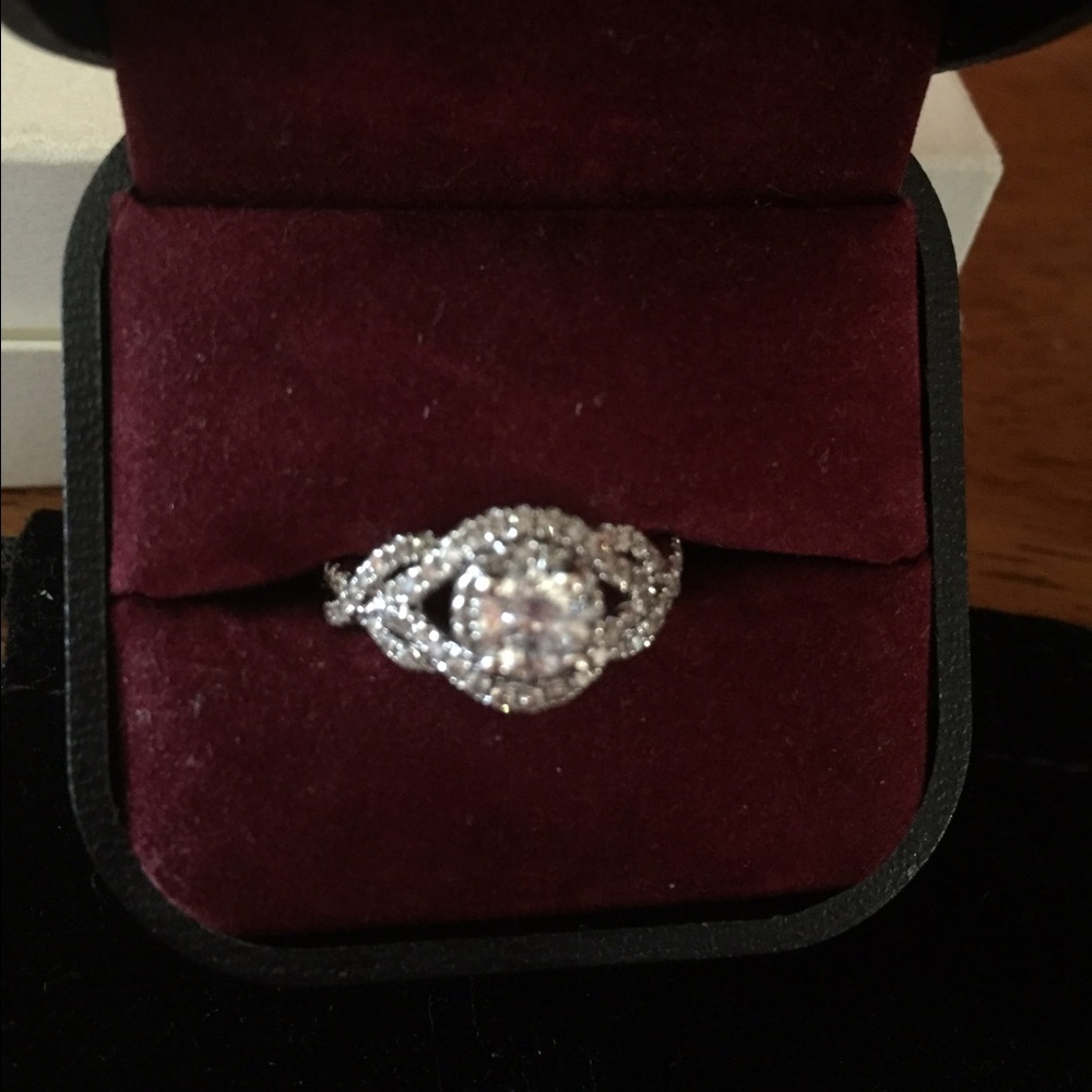 Stunning Diamond Ring!