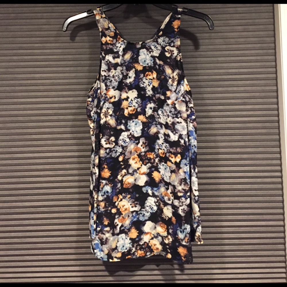 Sleeveless top size S
