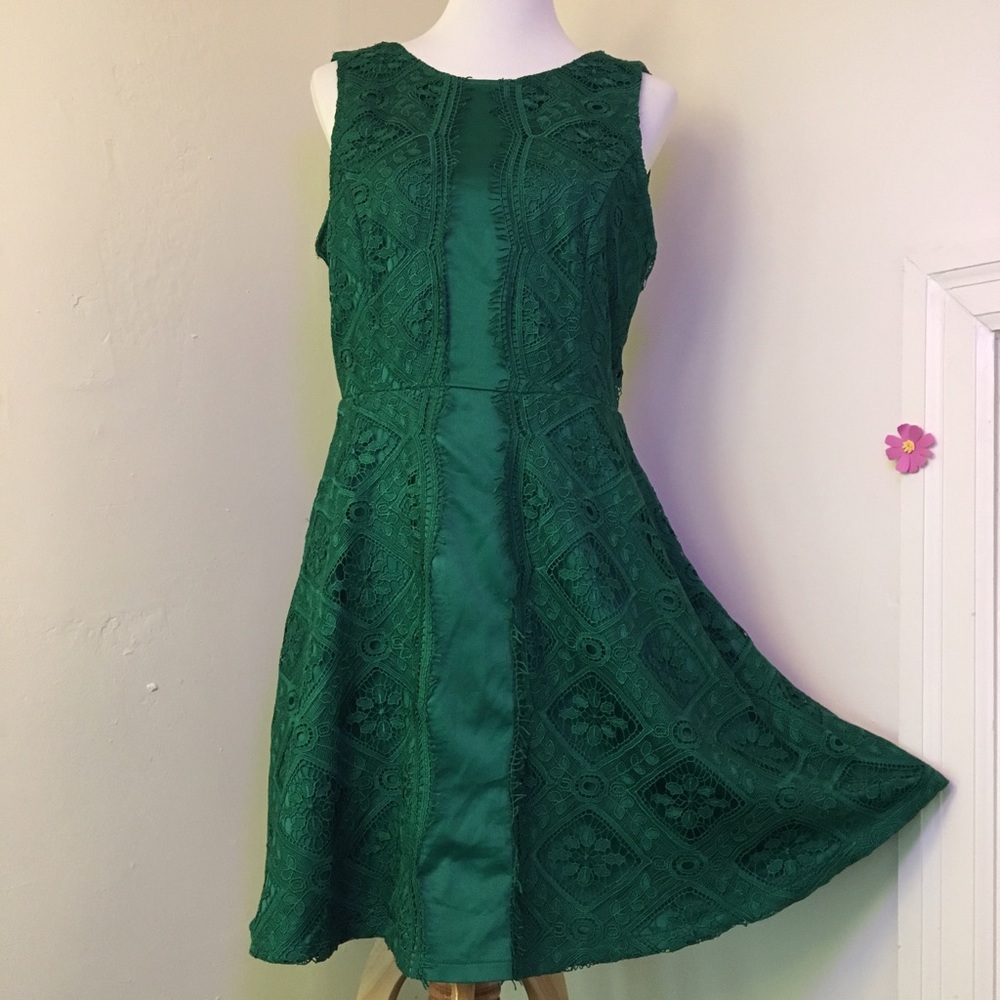 🎉HP🎉 Lace, V-Back Dress 👗💚 Emerald Green! ✨