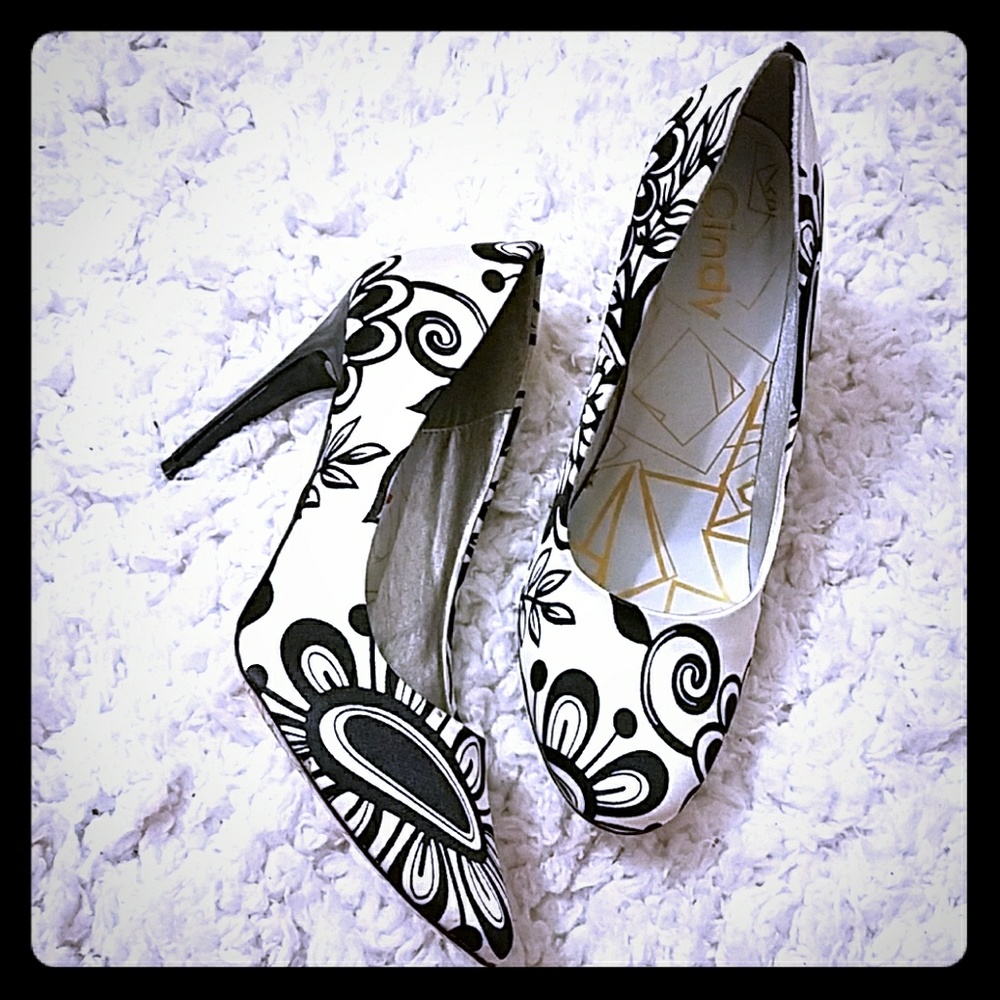Black and white print pumps
