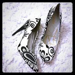 Black and white print pumps
