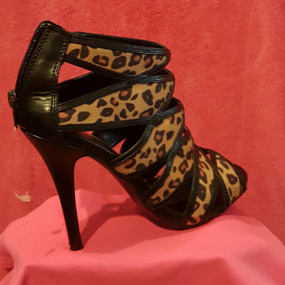 Too hot not to🔥Mix No6 💋 bootie peep toe pumps