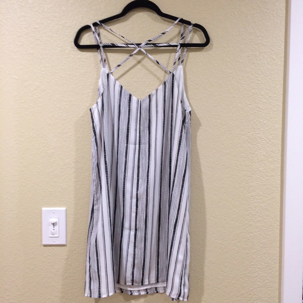 Cotton on v-neck strappy dress - Picture 2 of 3