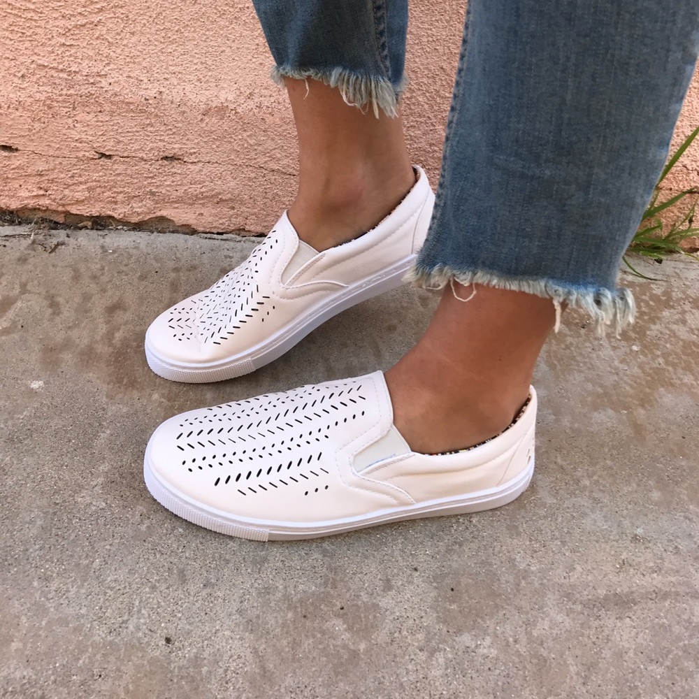 LAST 1️⃣ White Vegan Leather slip On Sneaker - Picture 2 of 8