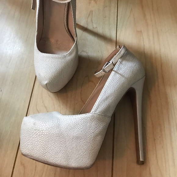 Neutral Heels with ankle strap - Picture 3 of 4
