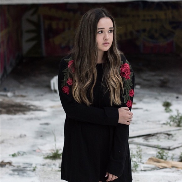 Meet your posher, Alyssa! - Picture 3 of 4