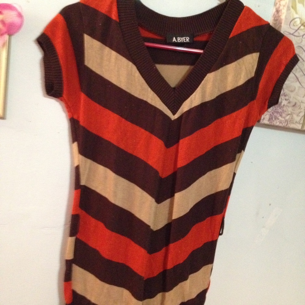 Tan, brown and orange V neck short sleeve sweater