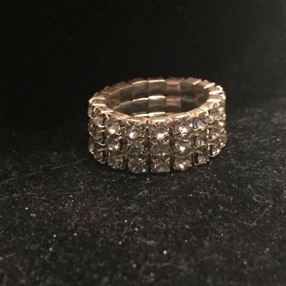 Jewelry - Faux diamond elastic ring