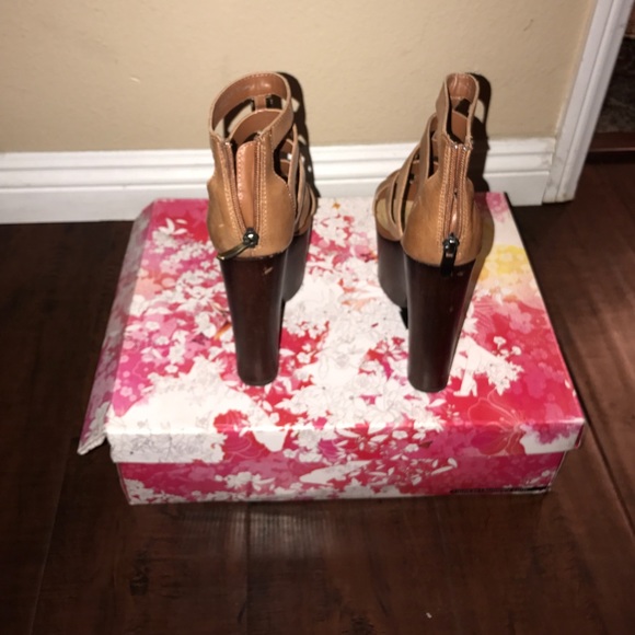 6.5 chinese laundry heels about 6inches tall - Picture 3 of 4