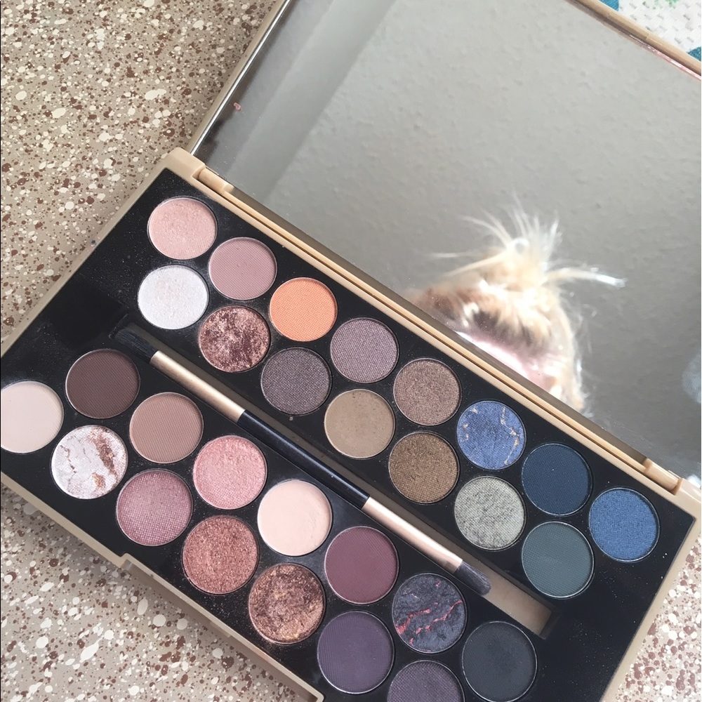 Revolution "Fortune Favors the Brave" Eyeshadow