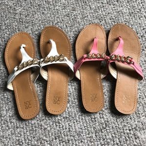 2 pairs of flip flops