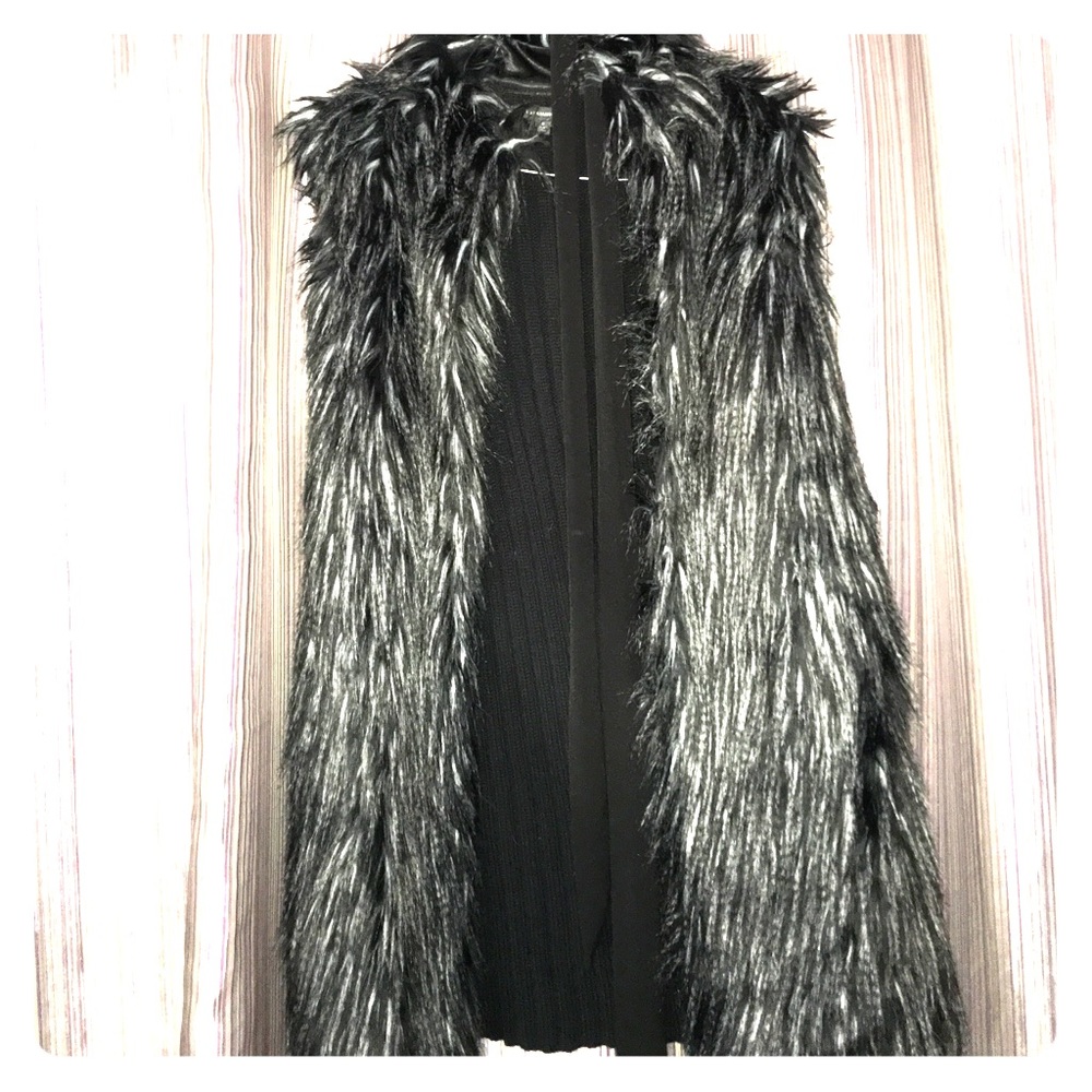 Brand new faux fur vest size small (us)
