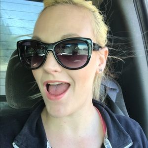 Meet your Posher, Danielle marie