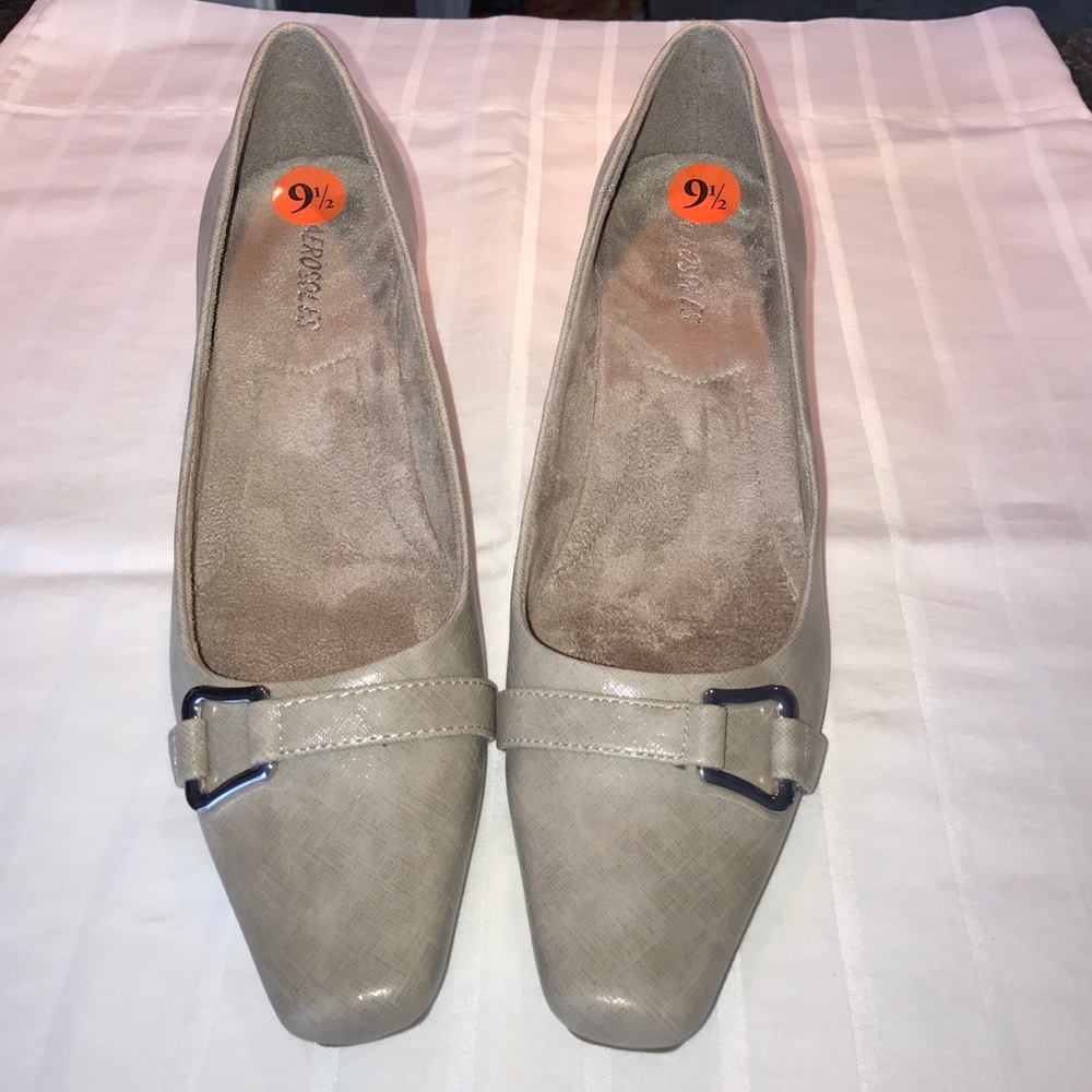NWOT beige/tan 2 inch Aerosols heels