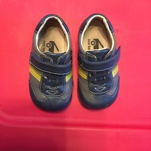 See kai run little boy play shoes