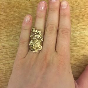 Beautiful floral gold ring!