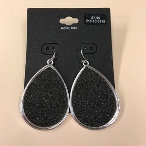 NWT- drop earrings