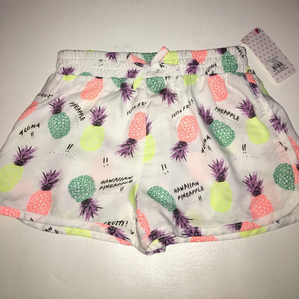 Cute shorts with pineapple 🍍 print. Never worn