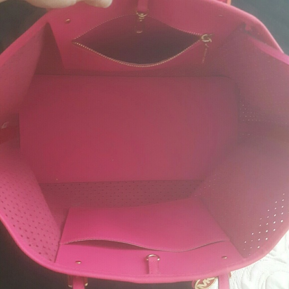 MICHAEL KORS PERFORATED NEON TOTE RARE - Picture 3 of 8