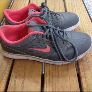 Nike shoes 8 8.5 grey gray orange pink coral
