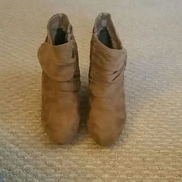 Suede ankle height boots - Picture 2 of 3