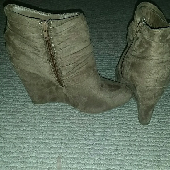Suede ankle height boots - Picture 3 of 3